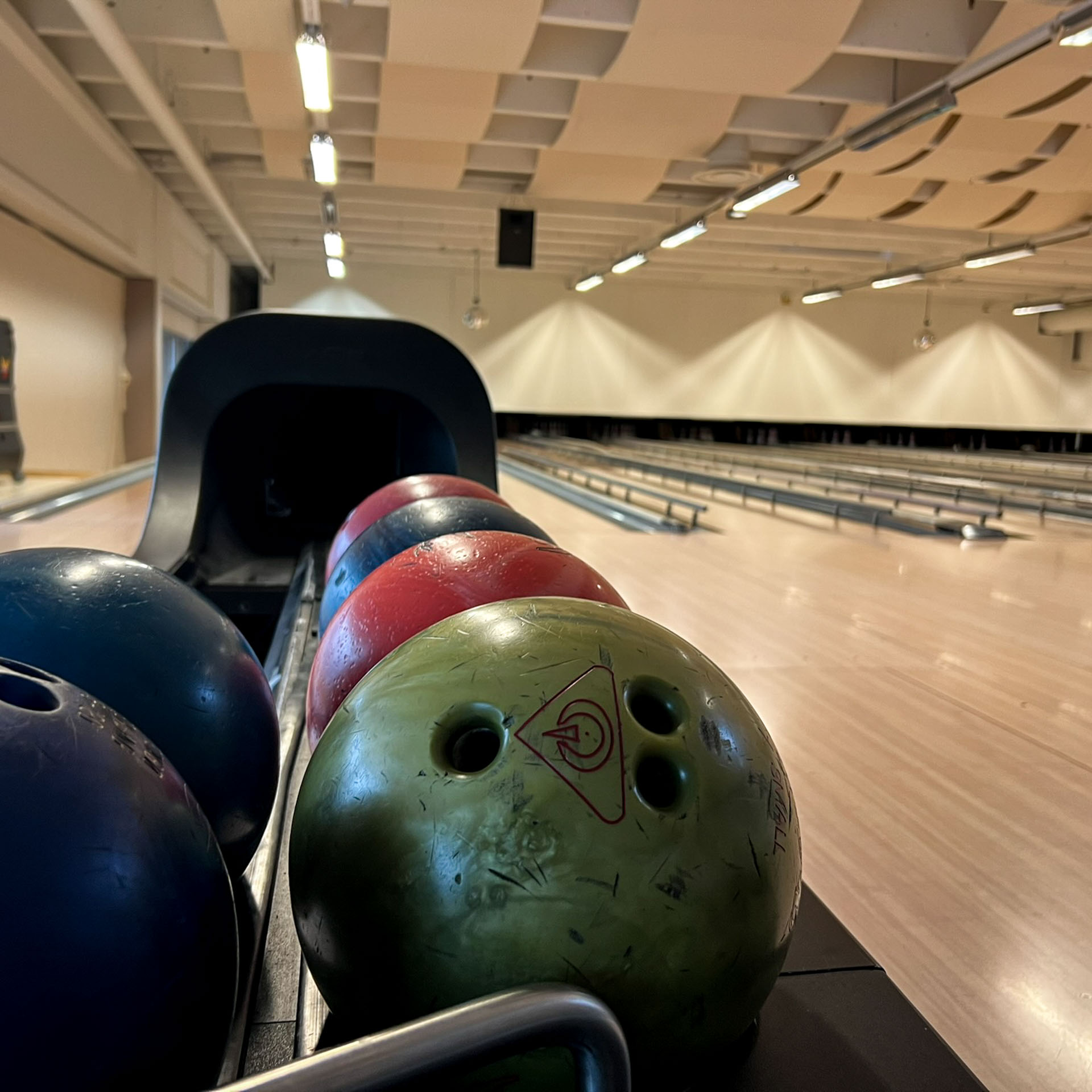 Bowlingballer på ballreturen klare for spill