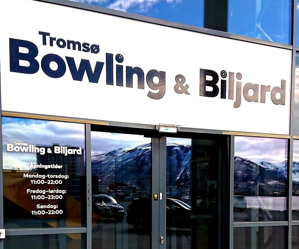 Veggmaleri av Tromsø Bryggen med Domus-bygget over bowlingbanene