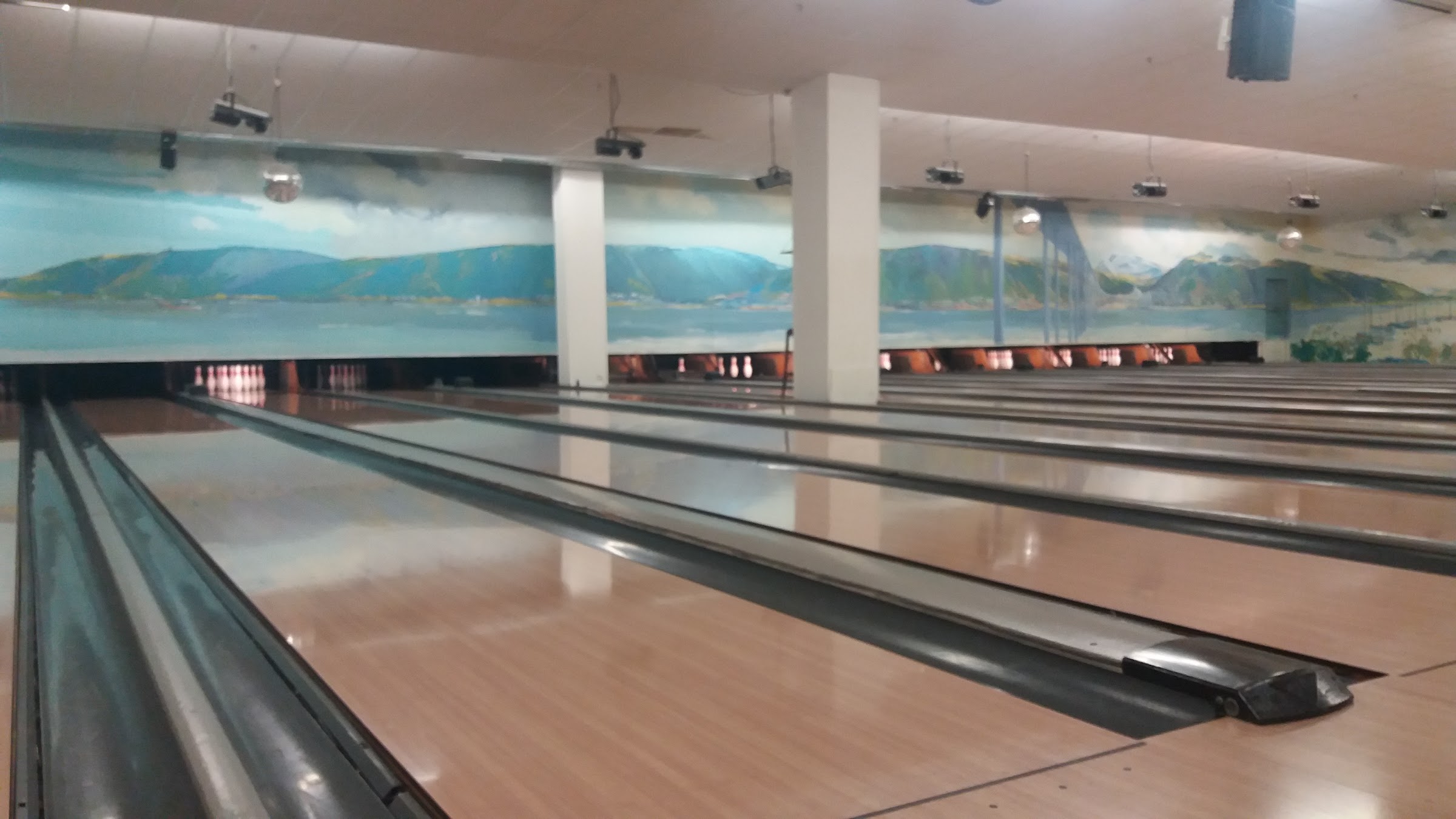Bowlinghallen sett innenfra — 16 baner og store vinduer som slipper inn dagslys